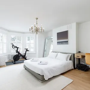 Apartment Spacious 2 Bedroom With Beautiful Garde, Brighton